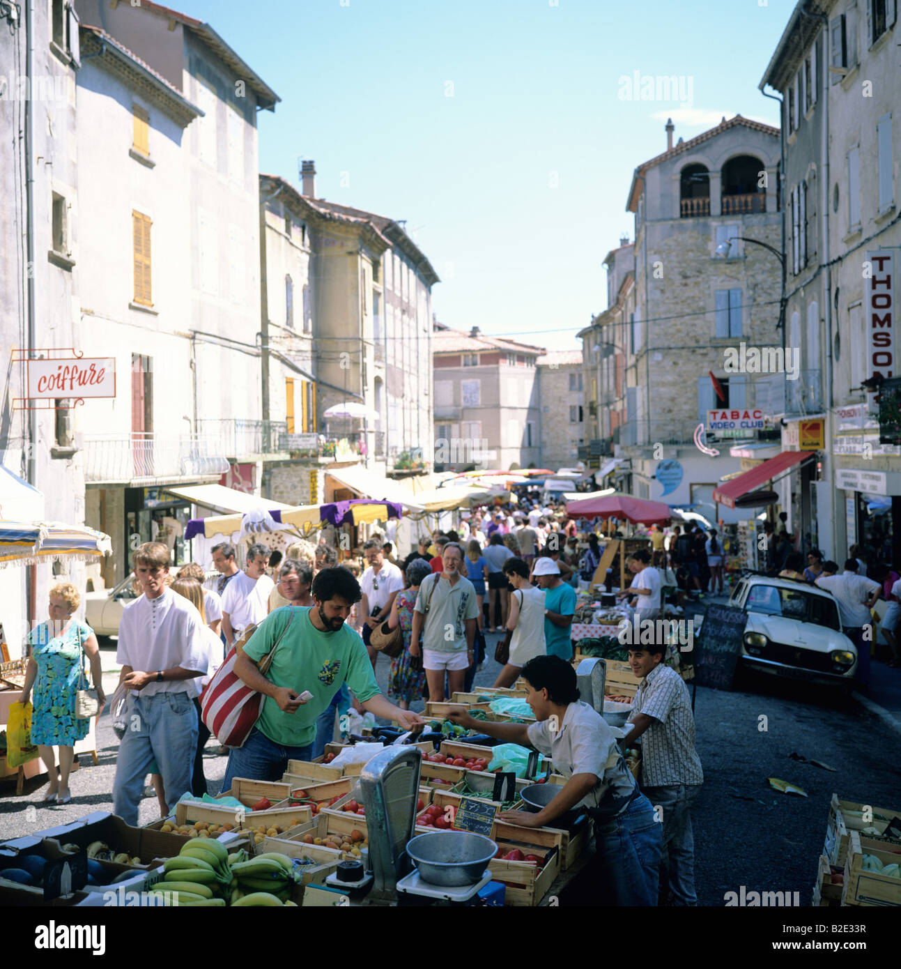 La rue du marché hebdomadaire Les Vans Ardèche France Photo Stock - Alamy