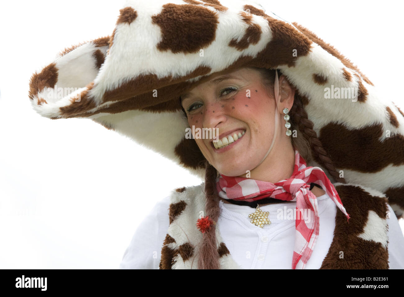 Cowboy Girl une femme sur des échasses à Arbroath, Ecosse UK spectaculaire front de mer Banque D'Images