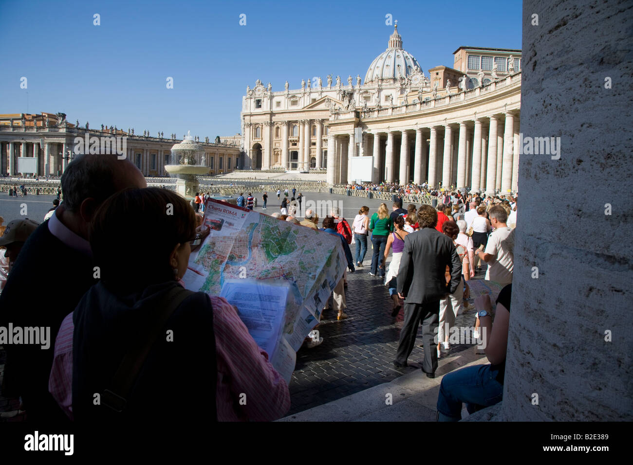 Étude de touristes carte de Rome à l'extérieur de St Pierre St Pierre du Vatican Italie Banque D'Images