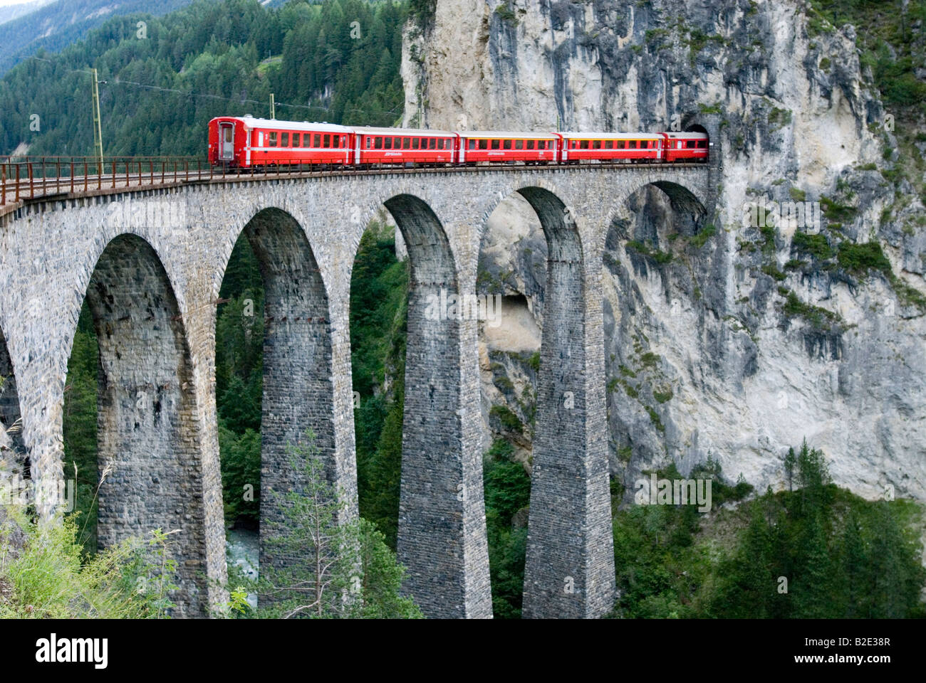 Suisse Grisons Filisur train rouge de la Compagnie des chemins de fer rhétique sur viaduc ferroviaire de l'Albula, dans la région de Bernina Banque D'Images