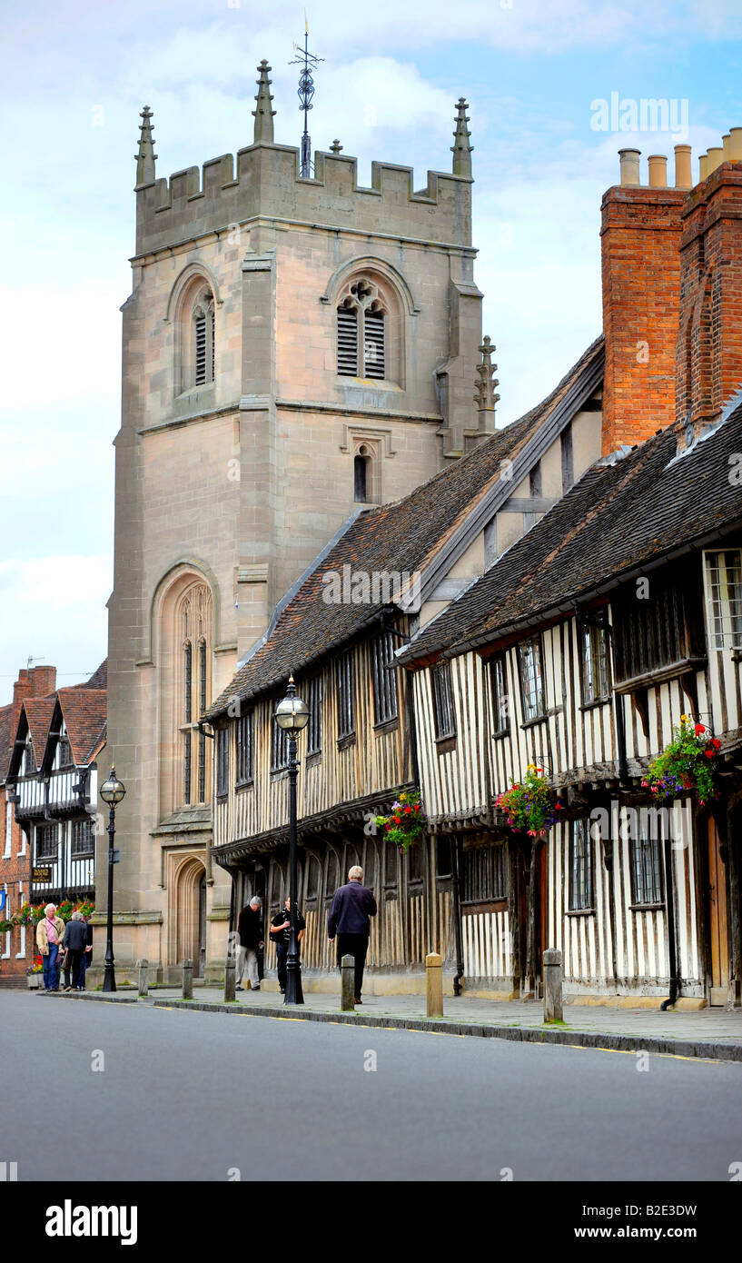 Le xve siècle à pans de bois de la rue de l'Église Hospices, adjacente à la chapelle de la Guilde à Stratford-upon-Avon. Banque D'Images