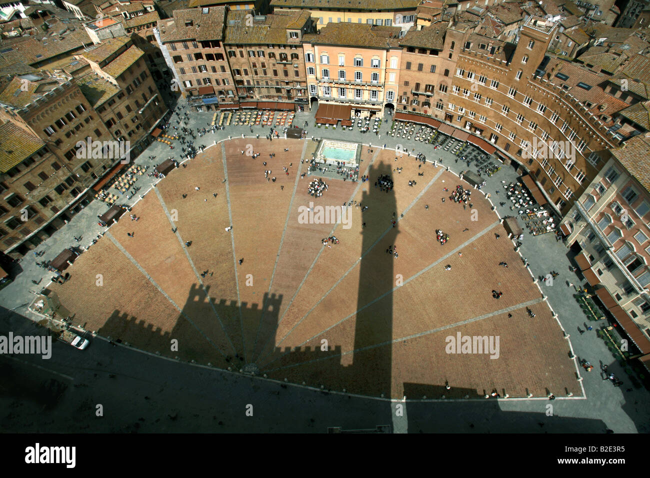 La Piazza del Campo avec l'ombre de Torre del Mangia, Sienne, Toscane, Italie Banque D'Images