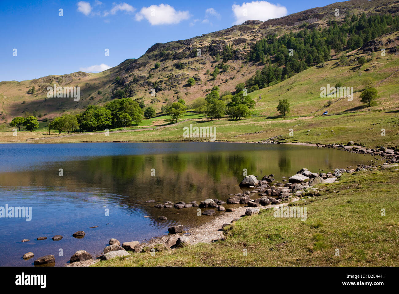 Blea Tarn Tarn pittoresque ressort en haut dans les collines, le 'Langdale Lake District Cumbria England UK Banque D'Images