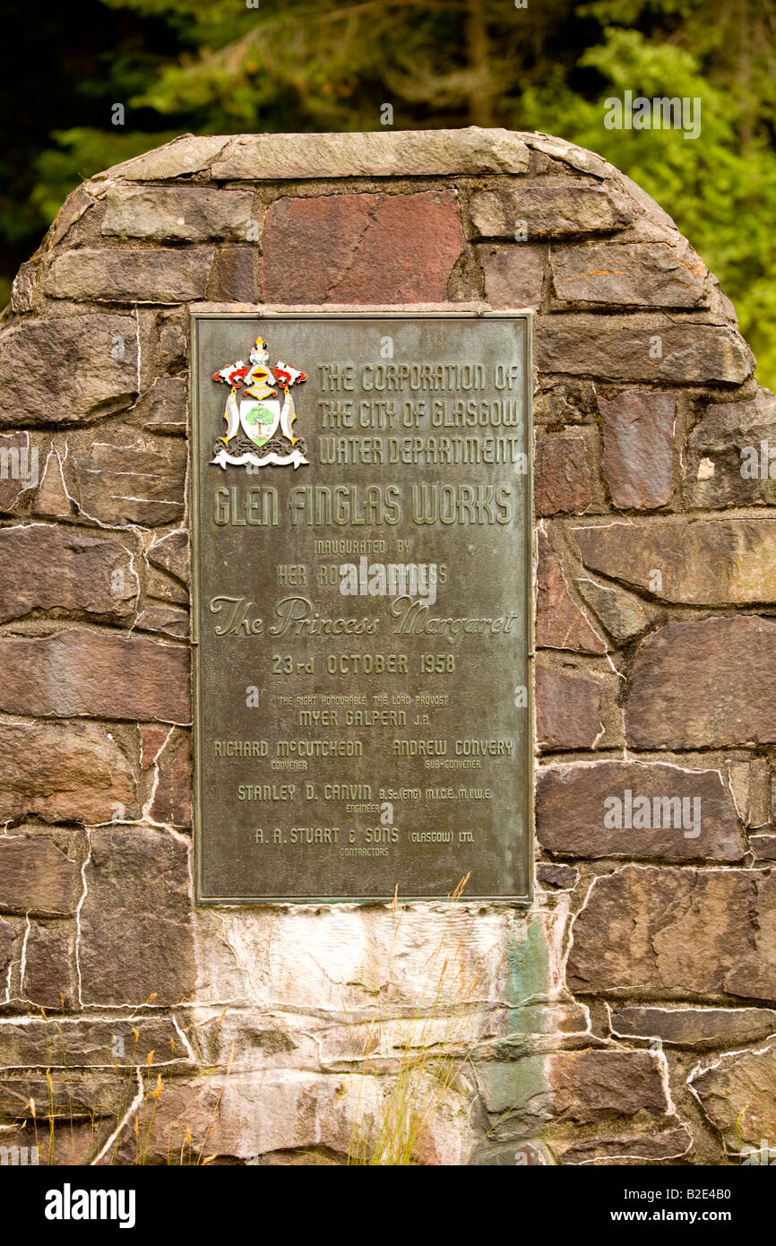 Mémorial à l'ouverture de Glen Finglas Water Works sur le Loch Katrine Banque D'Images