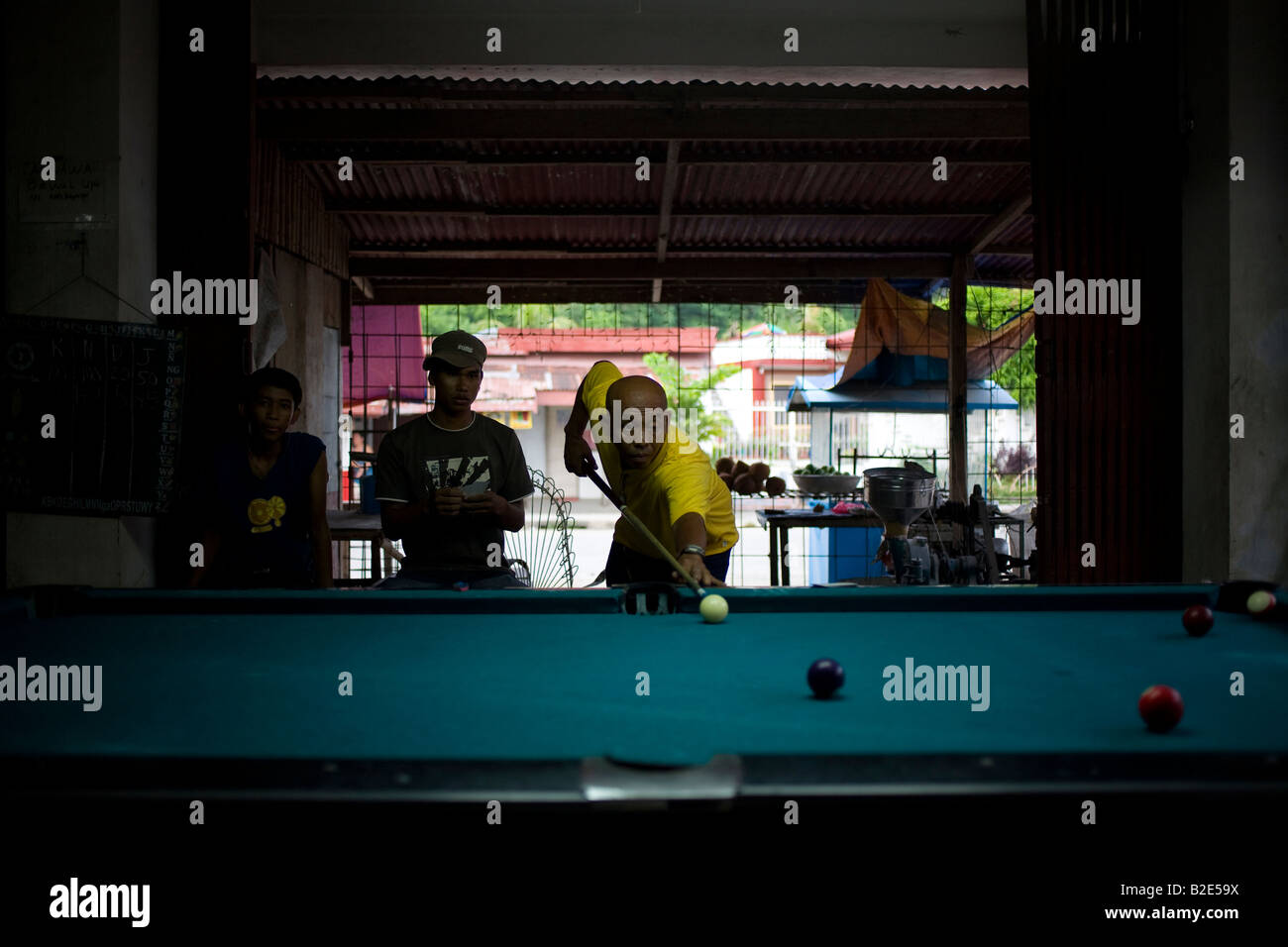 Les philippins jouer au billard dans une salle de billard à Mansalay, Oriental Mindoro, Philippines. Banque D'Images
