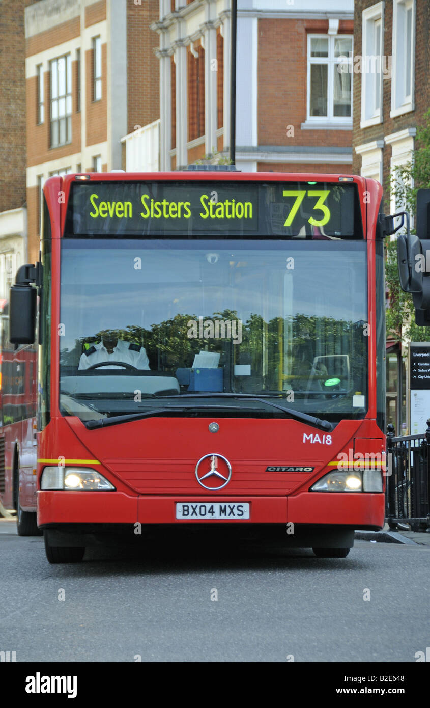 Bus Bendy sur avant, Angel, Islington, Londres, Royaume-Uni Banque D'Images