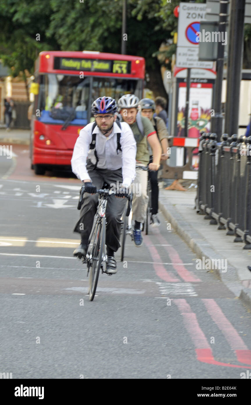 L'heure de pointe, les cyclistes Angel Islington Londres Angleterre Royaume-uni Banque D'Images