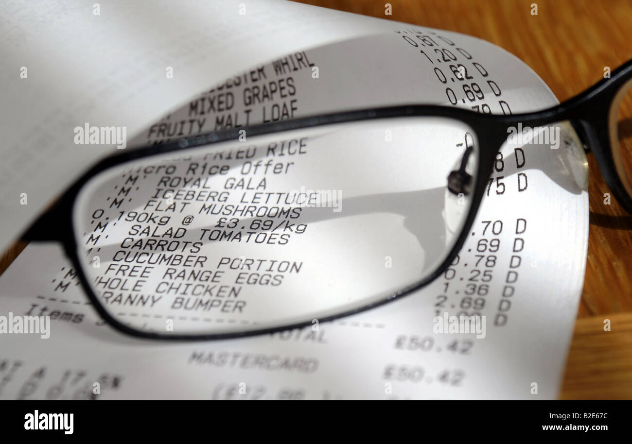Le projet de loi ALIMENTAIRE SUPERMARCHÉ BRITANNIQUE AVEC DES LUNETTES RE HAUSSE DES PRIX DE DENRÉES ALIMENTAIRES QUI VIVENT DES REVENUS DE LA RÉCEPTION ,UK. Banque D'Images