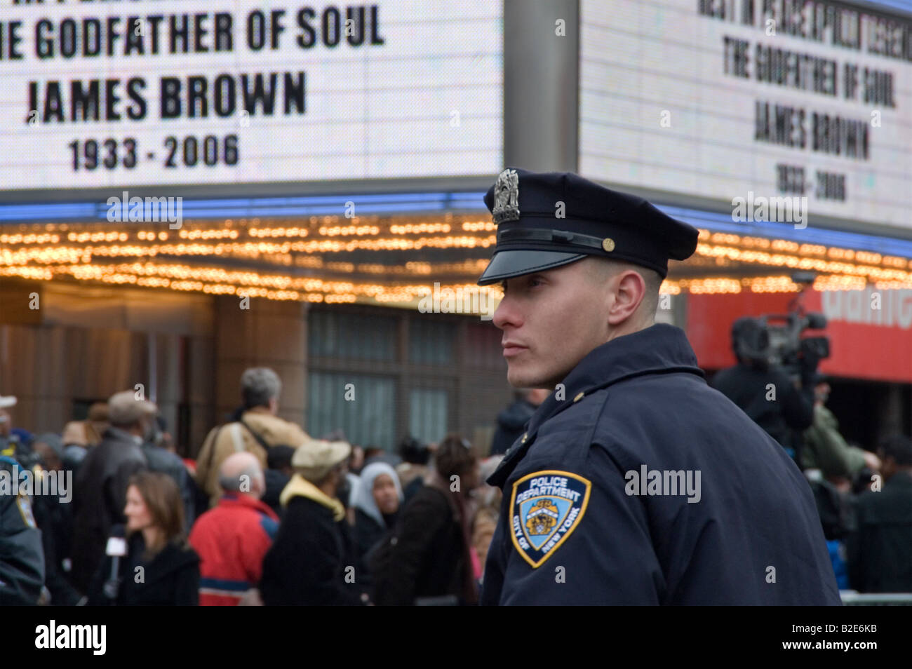 En dehors de la police de New York Apollo Theatre au cours d'une commémoration pour James Brown Banque D'Images