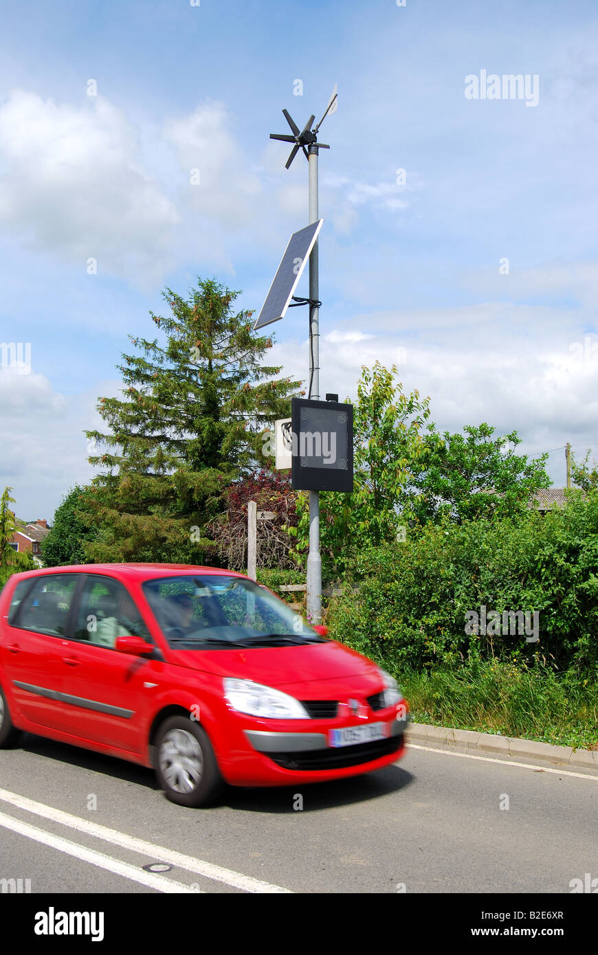 L'indicateur de vitesse routière avec turbine éolienne et panneau solaire, A46 road, Warwickshire, Angleterre, Royaume-Uni Banque D'Images