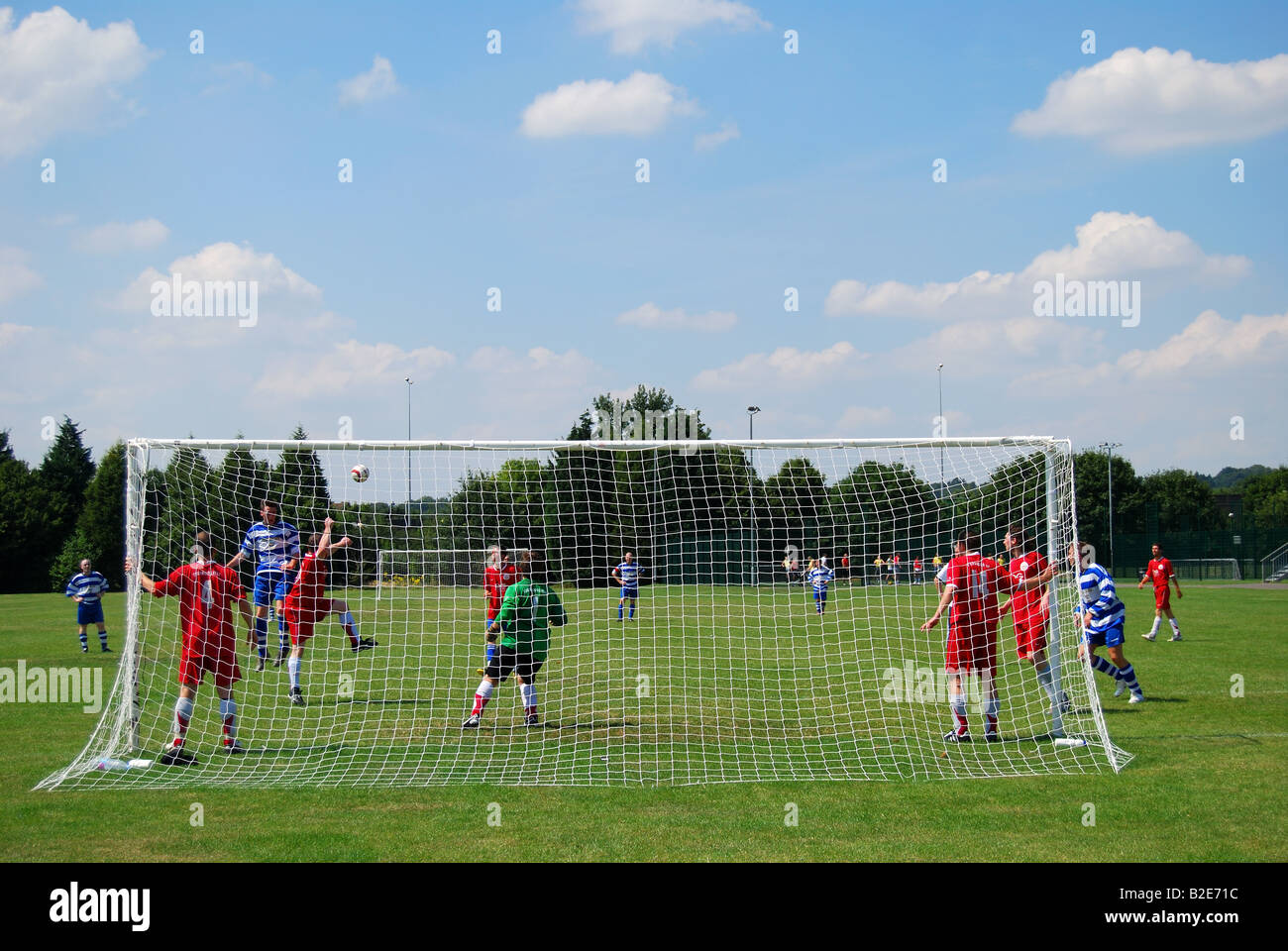 Match de football amateur, Egham centre de loisirs, Egham, Surrey, Angleterre, Royaume-Uni Banque D'Images
