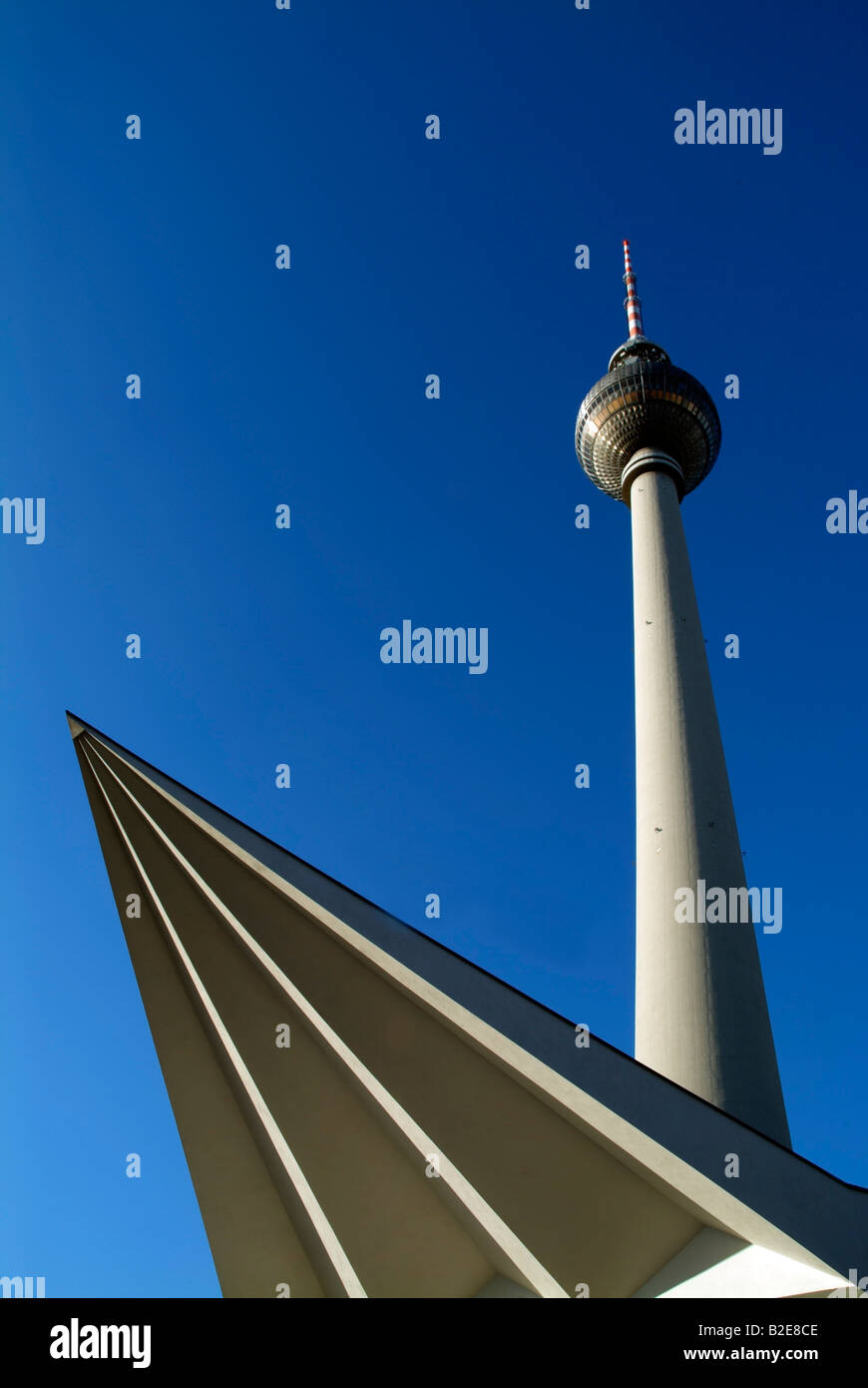 Low angle view of communication tower contre ciel bleu clair, Berlin, Allemagne Banque D'Images