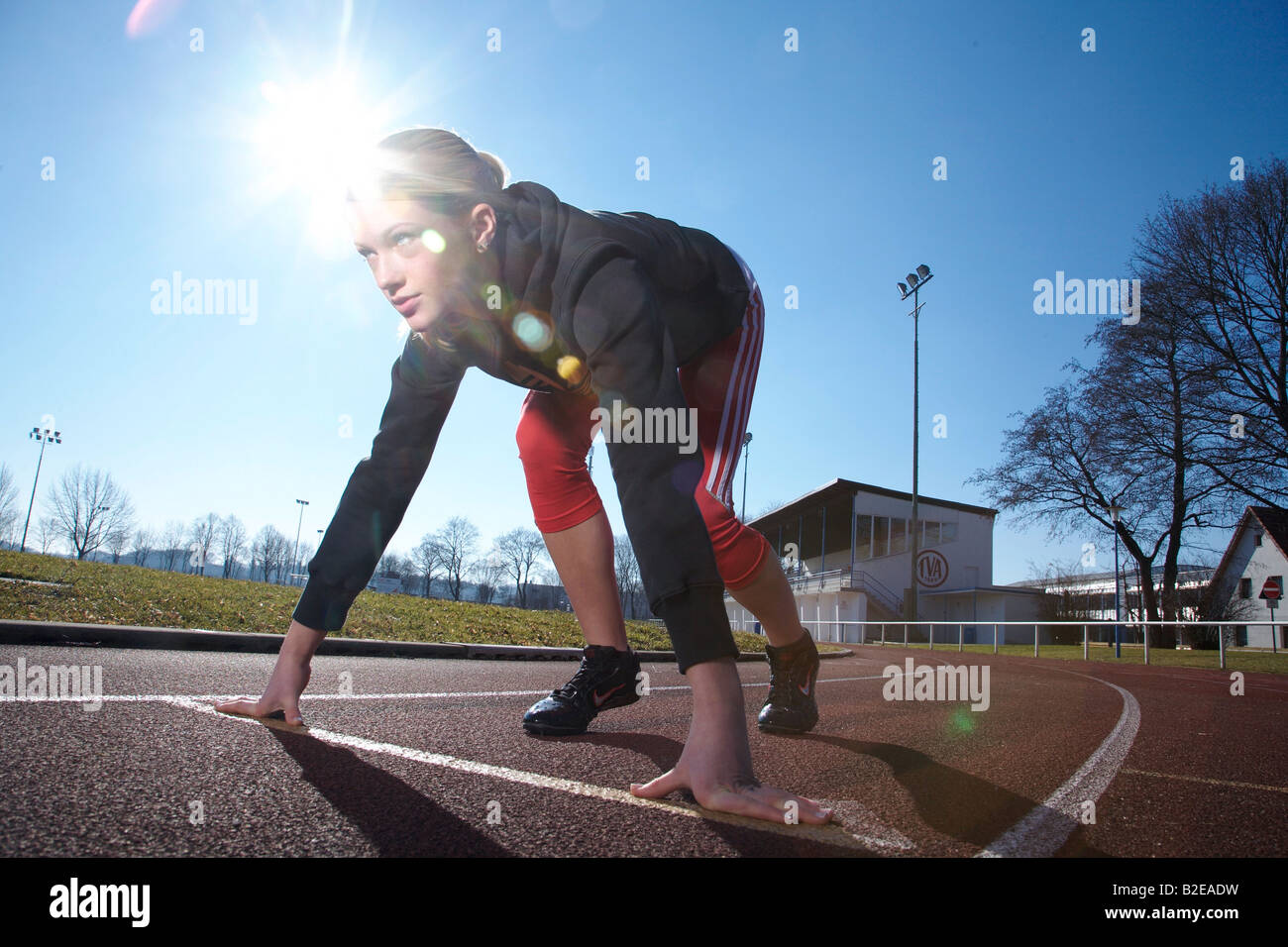 Athlétisme féminin en position initiale, pleine longueur Banque D'Images