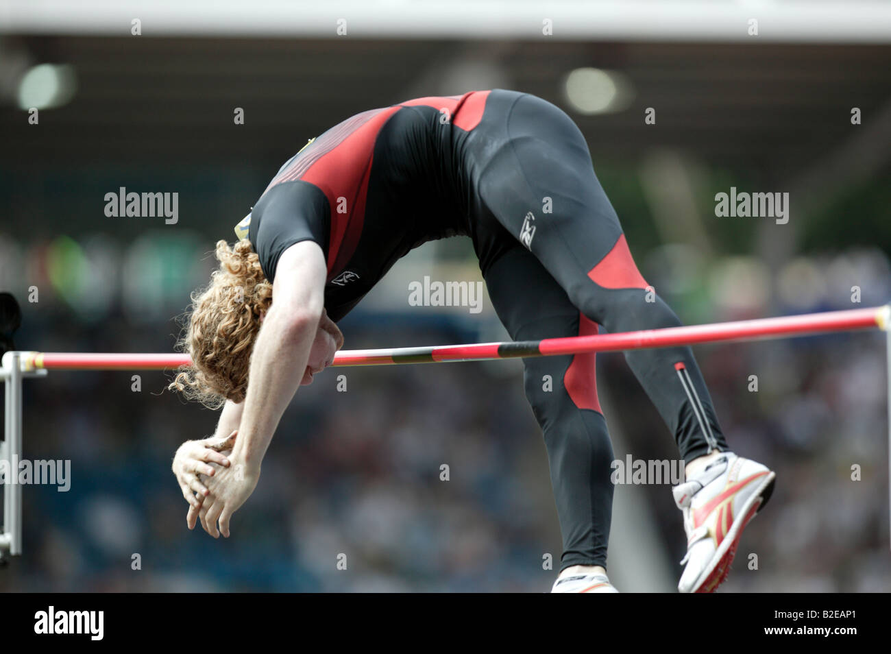 Steve Hooker au milieu d'un saut réussi au cours de l'Aviva London Grand Prix du concours de saut à la perche hommes Banque D'Images
