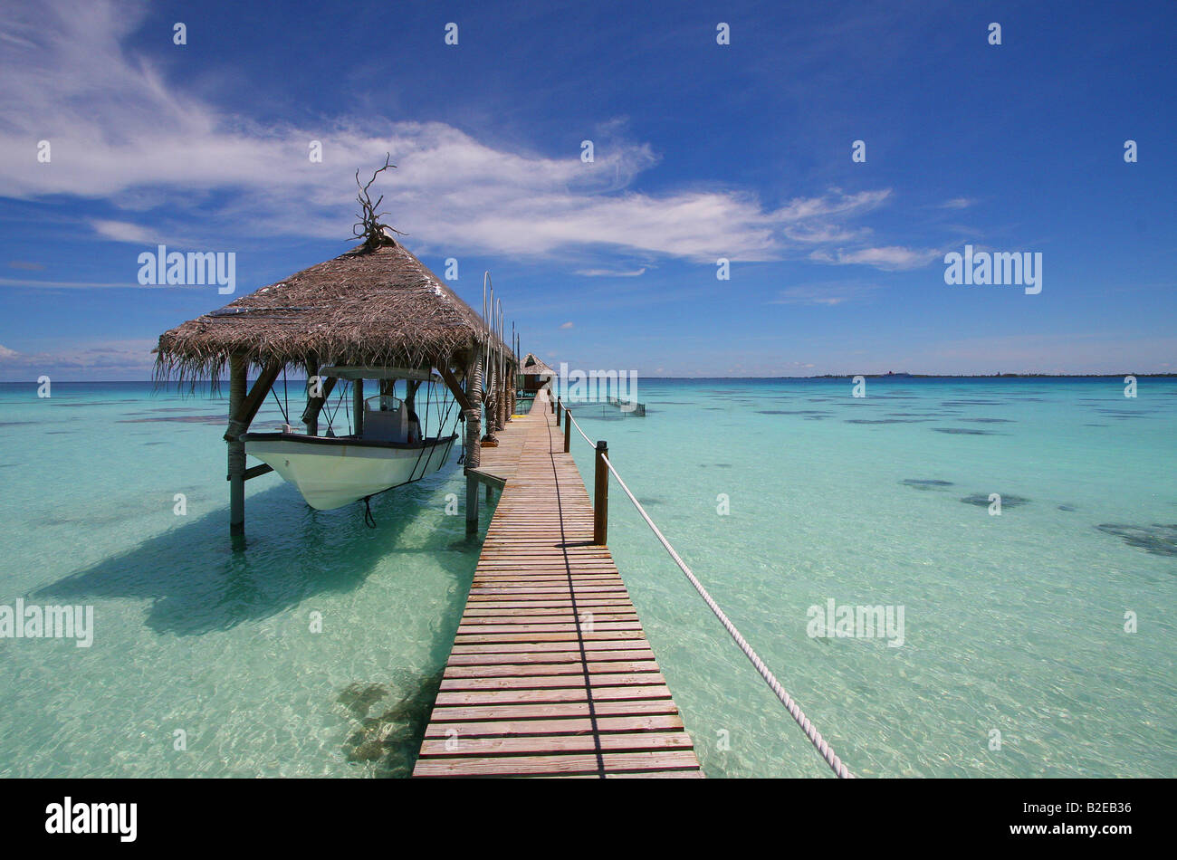 Jetée à l'eau peu profonde, l'archipel des Tuamotu, en Polynésie française, la Polynésie, l'île du Pacifique Banque D'Images