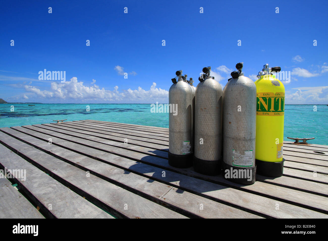 Les bouteilles de plongée sur jetty, archipel des Tuamotu, en Polynésie française, la Polynésie, l'île du Pacifique Banque D'Images