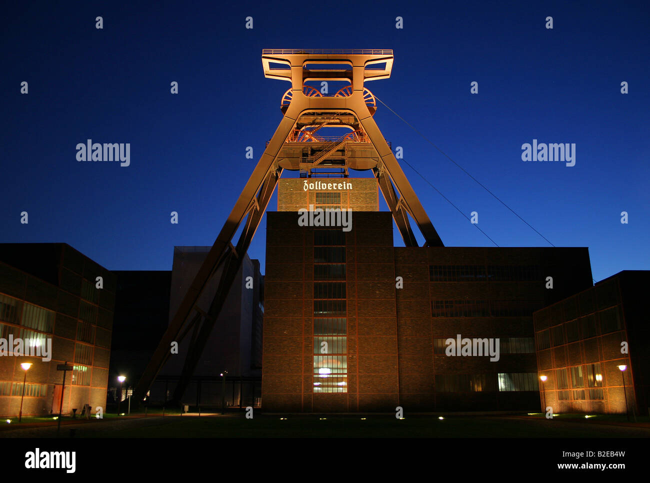 Monument industriel lit up at Dusk, complexe industriel de la mine de charbon de Zollverein, Essen, Rhénanie du Nord-Westphalie, Allemagne Banque D'Images