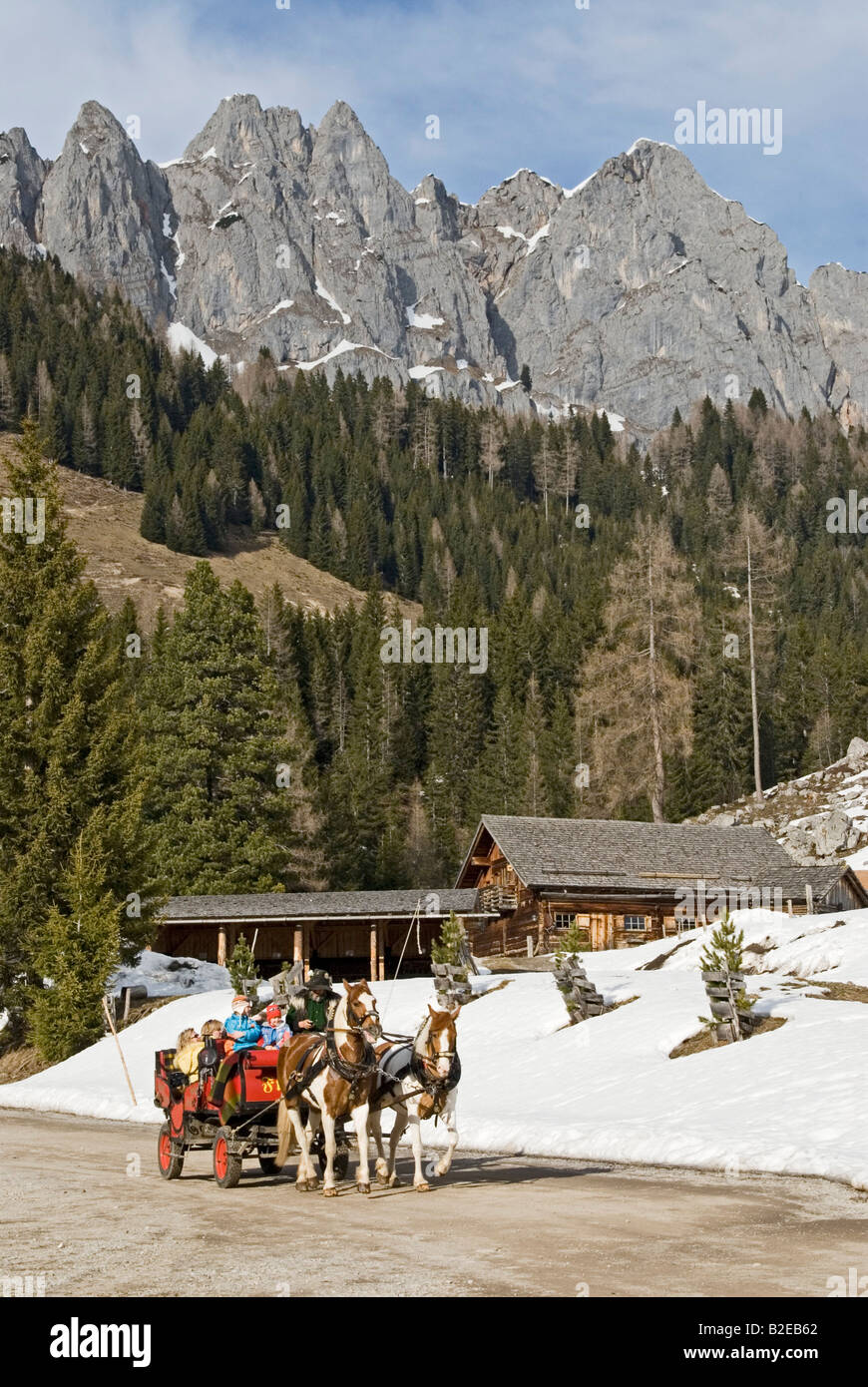 Panier cheval sur route avec des montagnes en arrière-plan Alpes Hoher Dachstein Autriche Banque D'Images