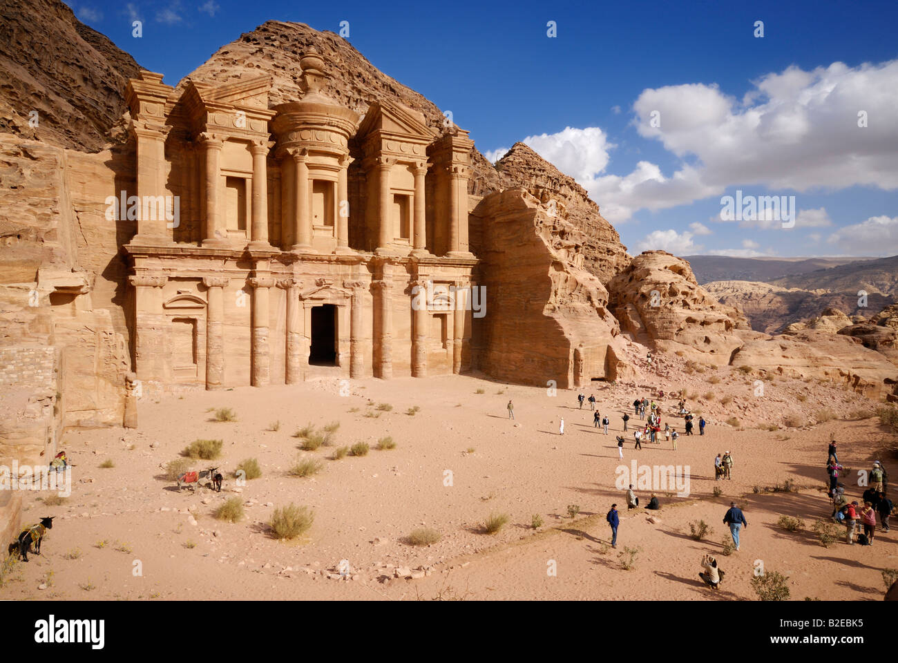 Portrait de touristes en face du monastère Petra Wadi Musa Jordanie Banque D'Images
