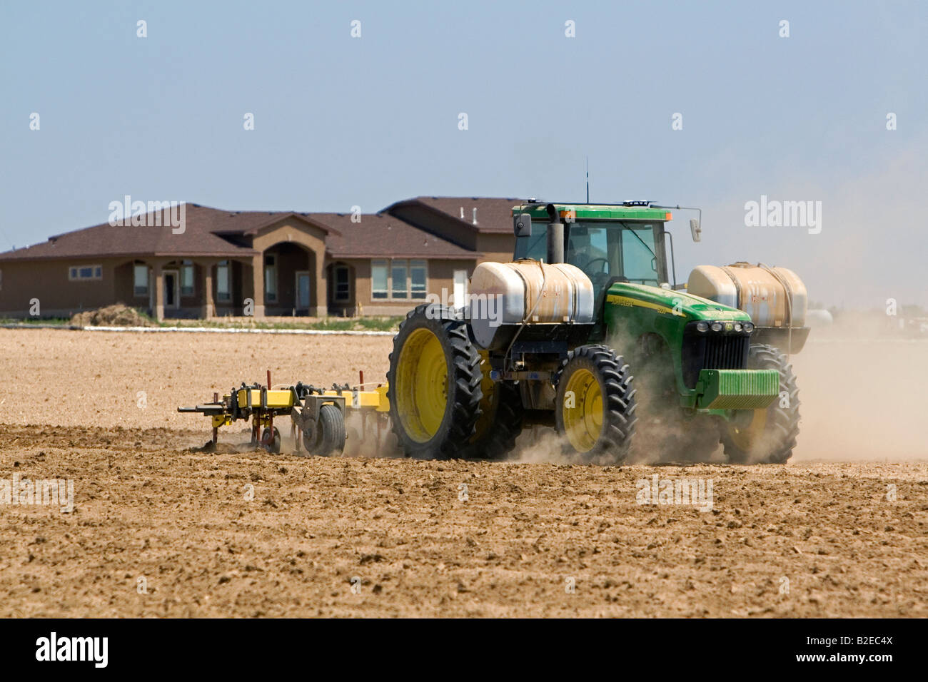 L'injection du tracteur dans l'herbicide dans le sol des cultures Canyon County Florida Banque D'Images