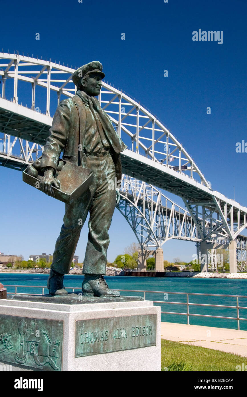 Thomas Edison par l'artiste local Mino Duffy se situe en dessous du pont Blue Water le long de la rivière Sainte-Claire à Port Huron au Michigan Banque D'Images