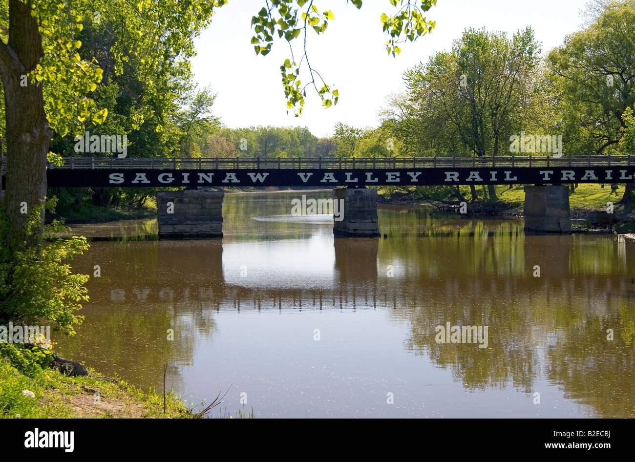 Saginaw Valley Rail Trail traversant la rivière Bad à St Charles au Michigan Banque D'Images