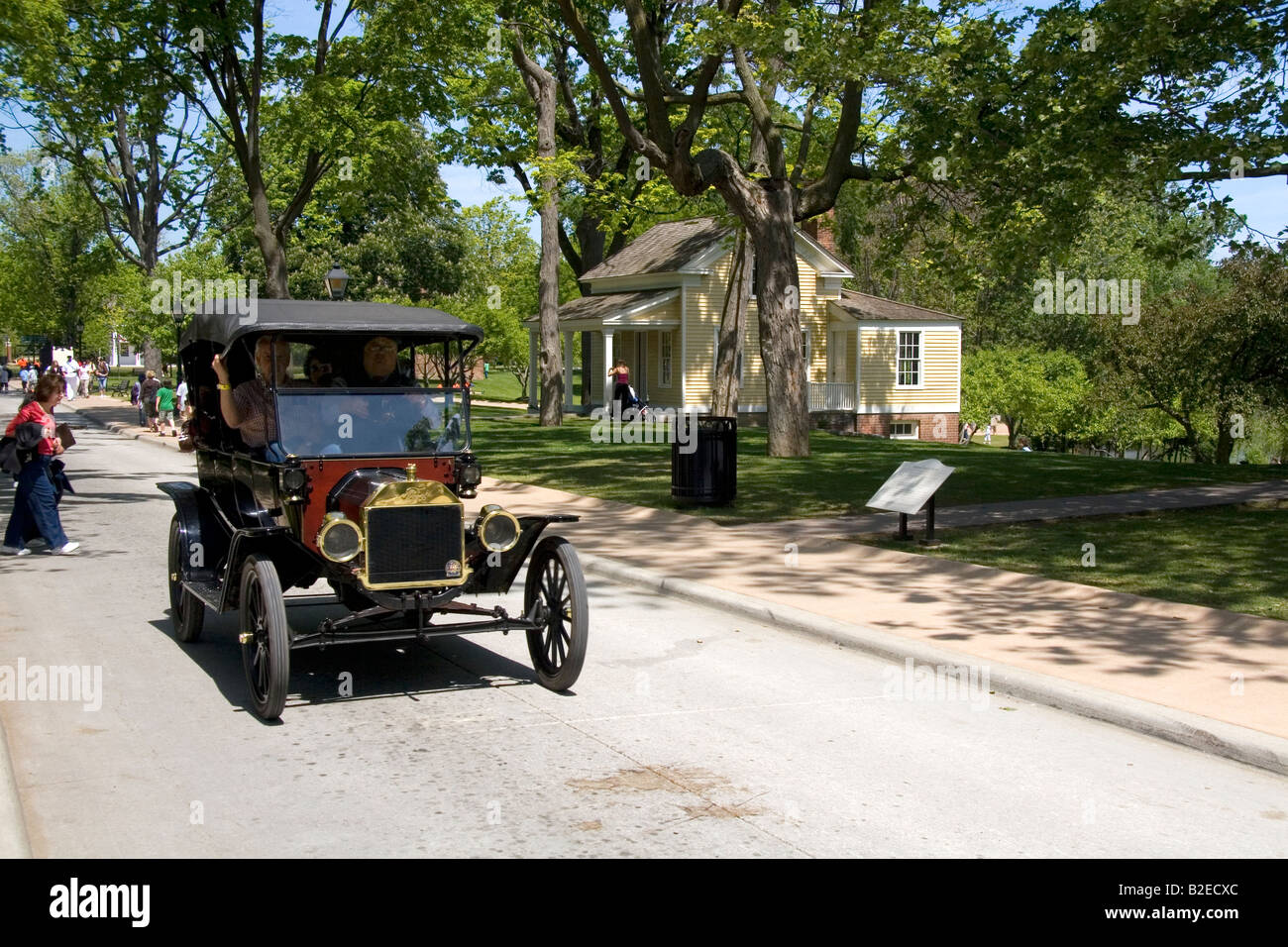 Les visiteurs monter dans une Ford Modèle T à Greenfield Village à l'Henry Ford à Dearborn au Michigan Banque D'Images