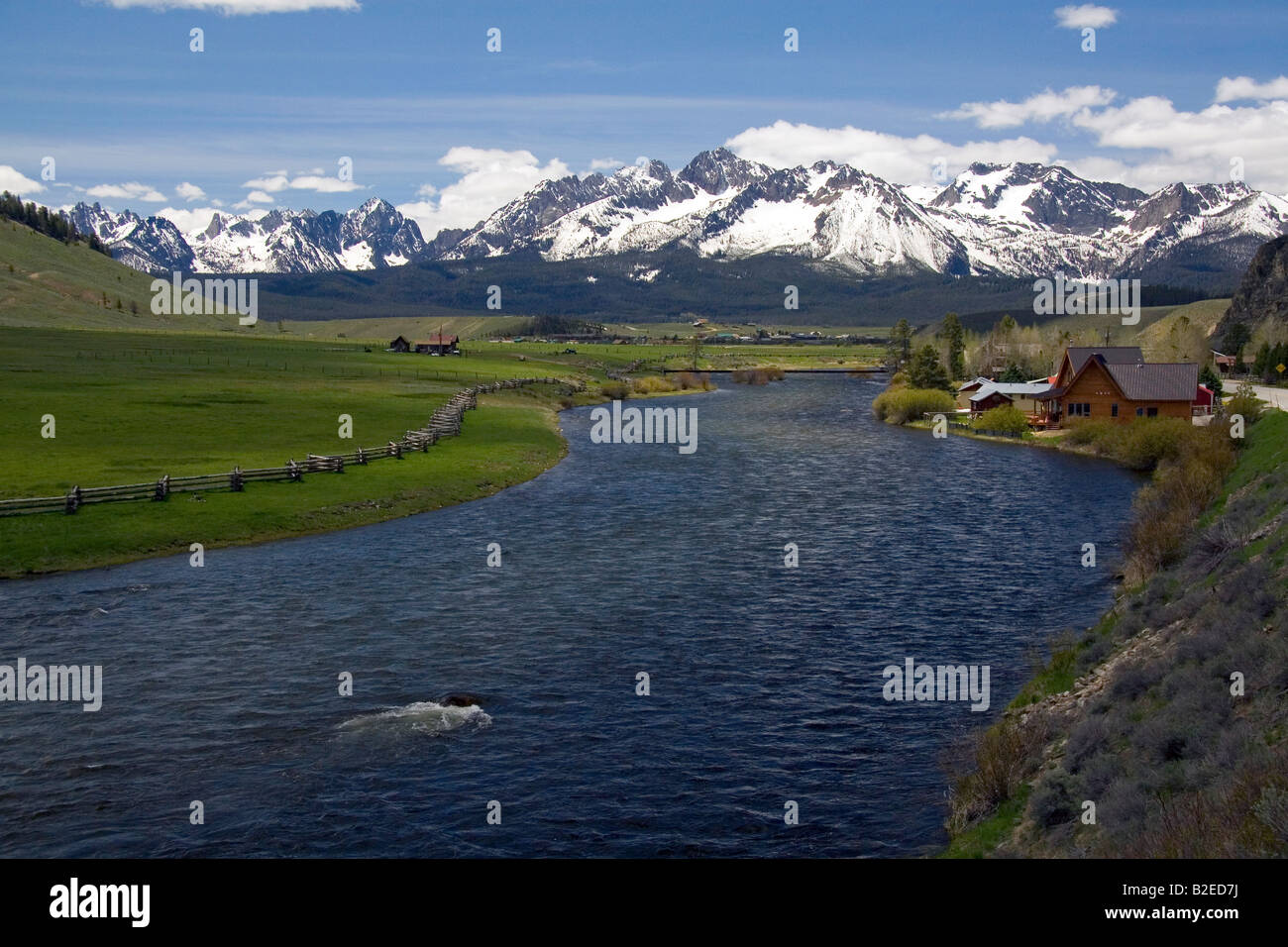 La rivière Salmon qui coule à travers la vallée de scie à moindre Stanley Idaho Banque D'Images