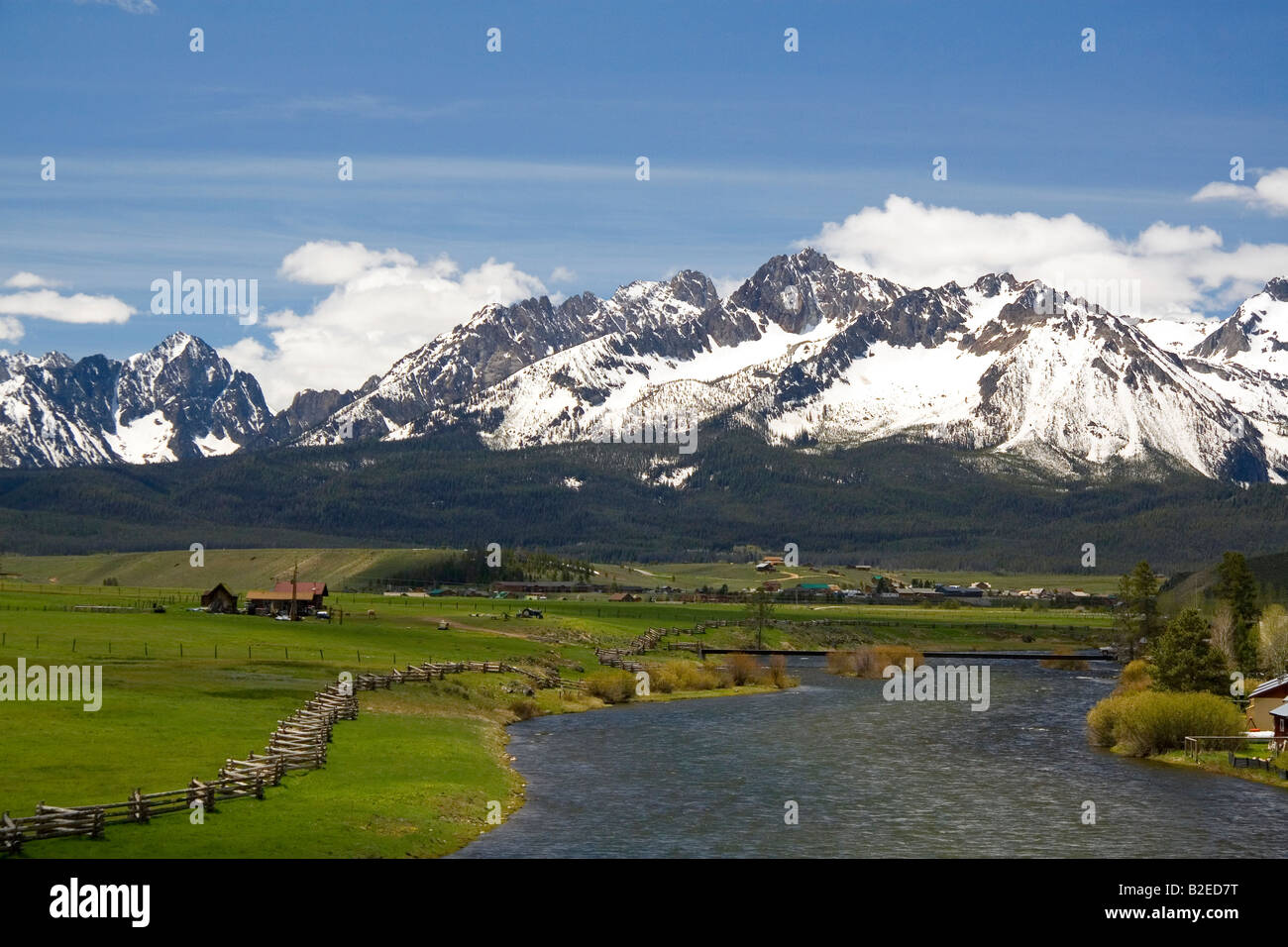 La rivière Salmon qui coule à travers la vallée de scie à moindre Stanley Idaho Banque D'Images
