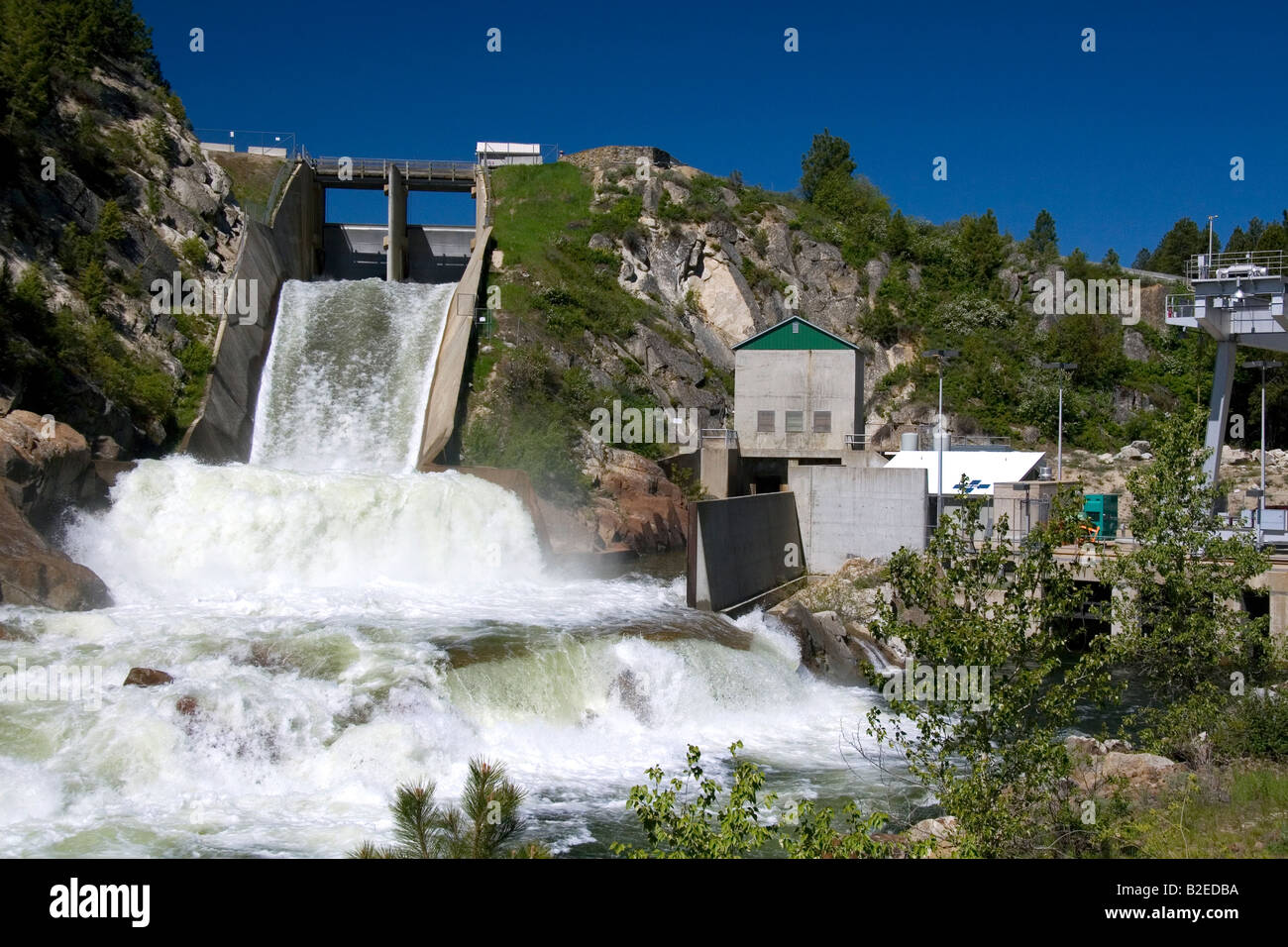 Verser de l'eau à la sortie de barrage en cascade sur Cascade qui se jette dans la Reservior Payette River Valley dans l'Idaho Comté Banque D'Images