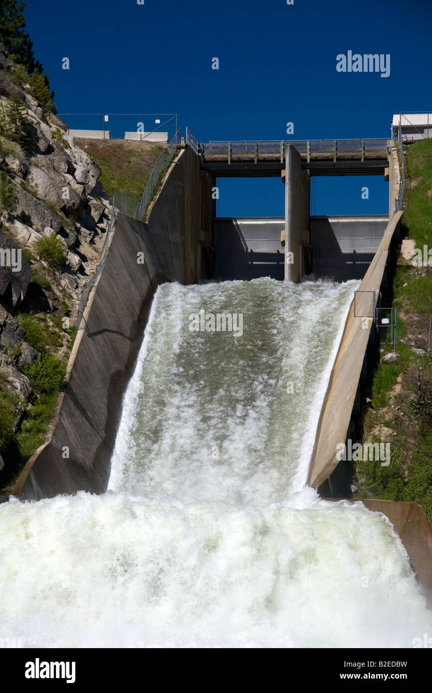 Verser de l'eau à la sortie de barrage en cascade sur Cascade qui se jette dans la Reservior Payette River Valley dans l'Idaho Comté Banque D'Images
