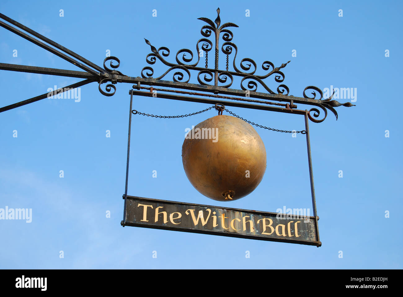 La boule de sorcière signe, High Street, Thame, Oxfordshire, Angleterre, Royaume-Uni Banque D'Images