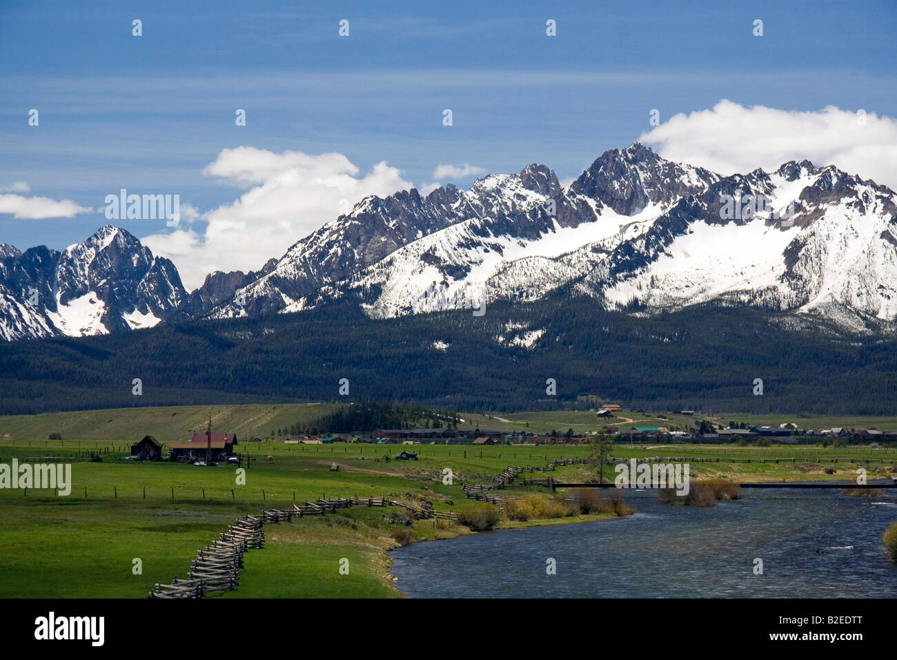La rivière Salmon qui coule à travers la vallée de scie à moindre Stanley Idaho Banque D'Images