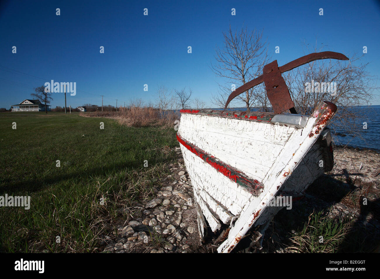 Vieux bateau de pêche en décomposition à la Hecla sur le lac Winnipeg Banque D'Images