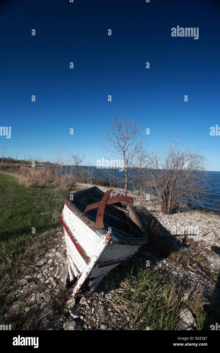 Vieux bateau de pêche en décomposition à la Hecla sur le lac Winnipeg Banque D'Images