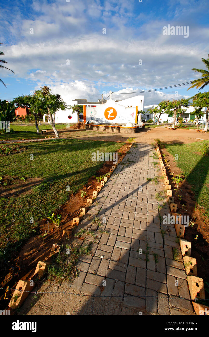 Trottoir menant à un monument situé à Inhambane Banque D'Images