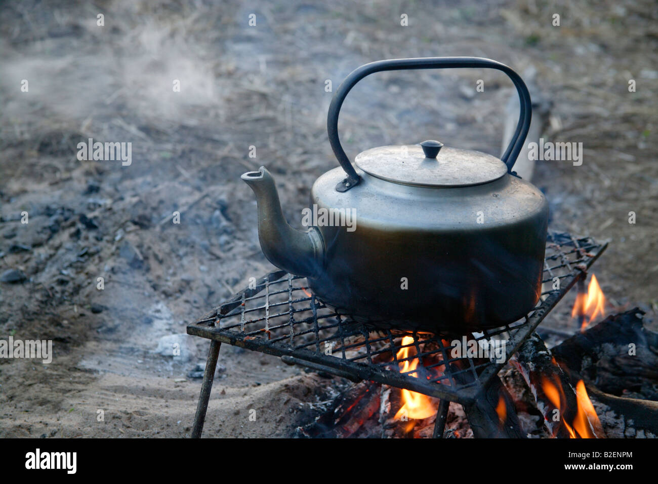 Une bouilloire sur un feu de bois chauffage de l'eau pour le café Photo  Stock - Alamy