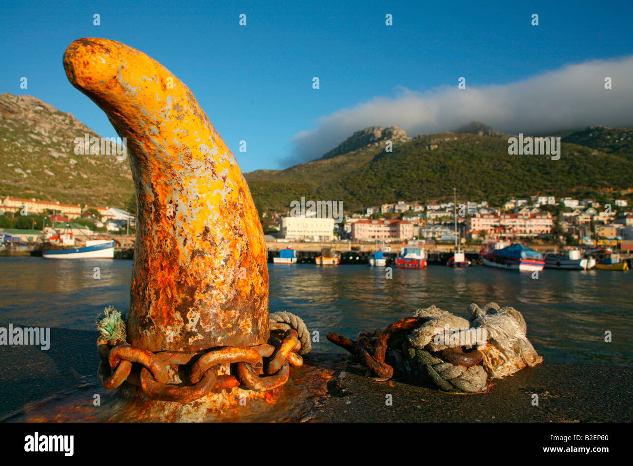 Close-up d'un bollard et chaînes sur le quai de Kalk Bay Harbor Banque D'Images