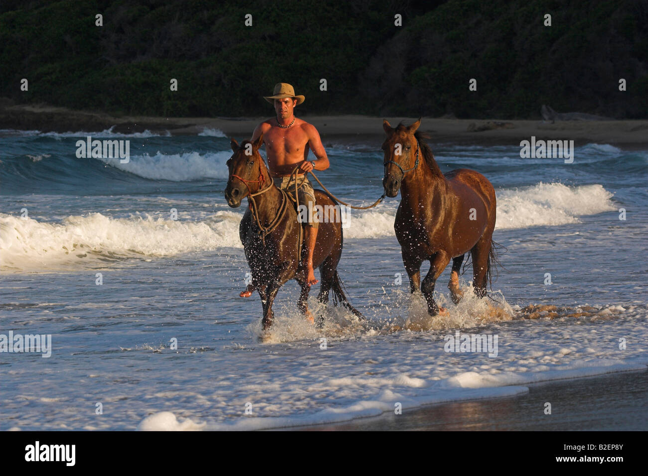 Man riding un cheval et un autre leader sur la rive Banque D'Images