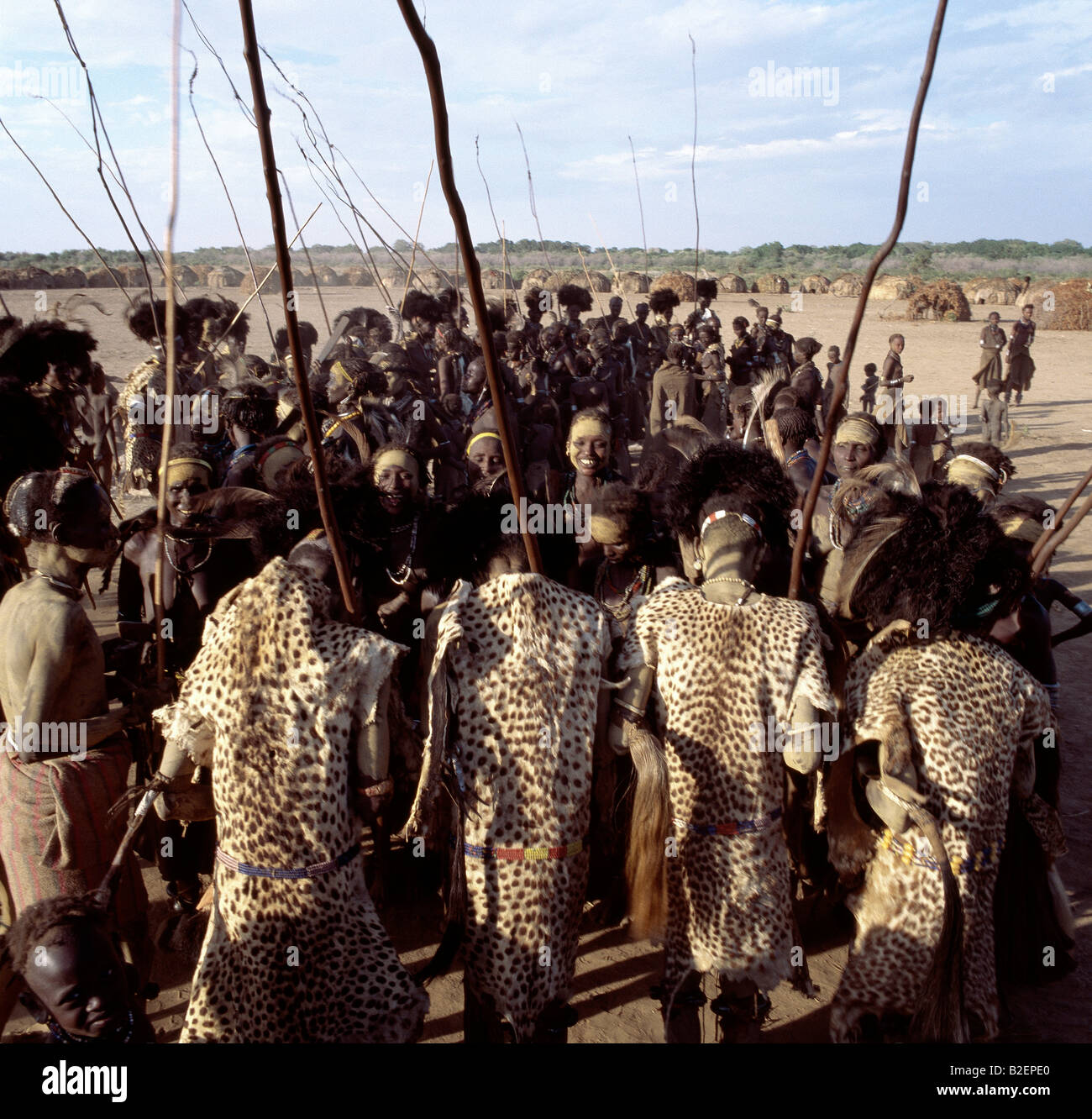 Hommes et femmes dansent pendant un mois une cérémonie Dassanech. Les hommes portent des léopards, guépards ou serval de chat. Banque D'Images