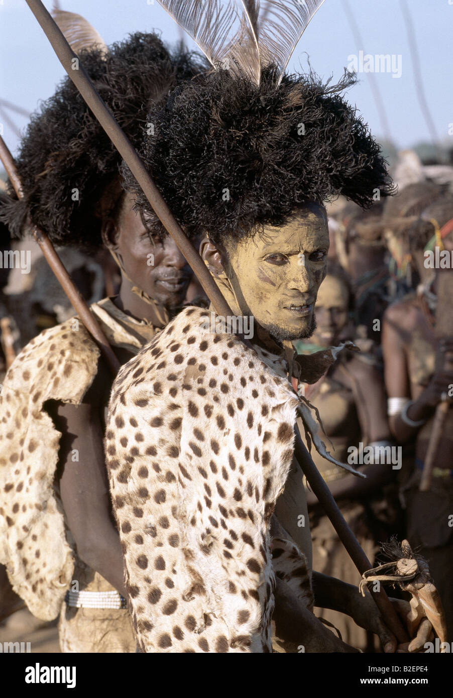 Un homme en pleine Dassanech régalia tribal participe à une danse pendant un mois une cérémonie. Il porte une peau de guépard. Banque D'Images