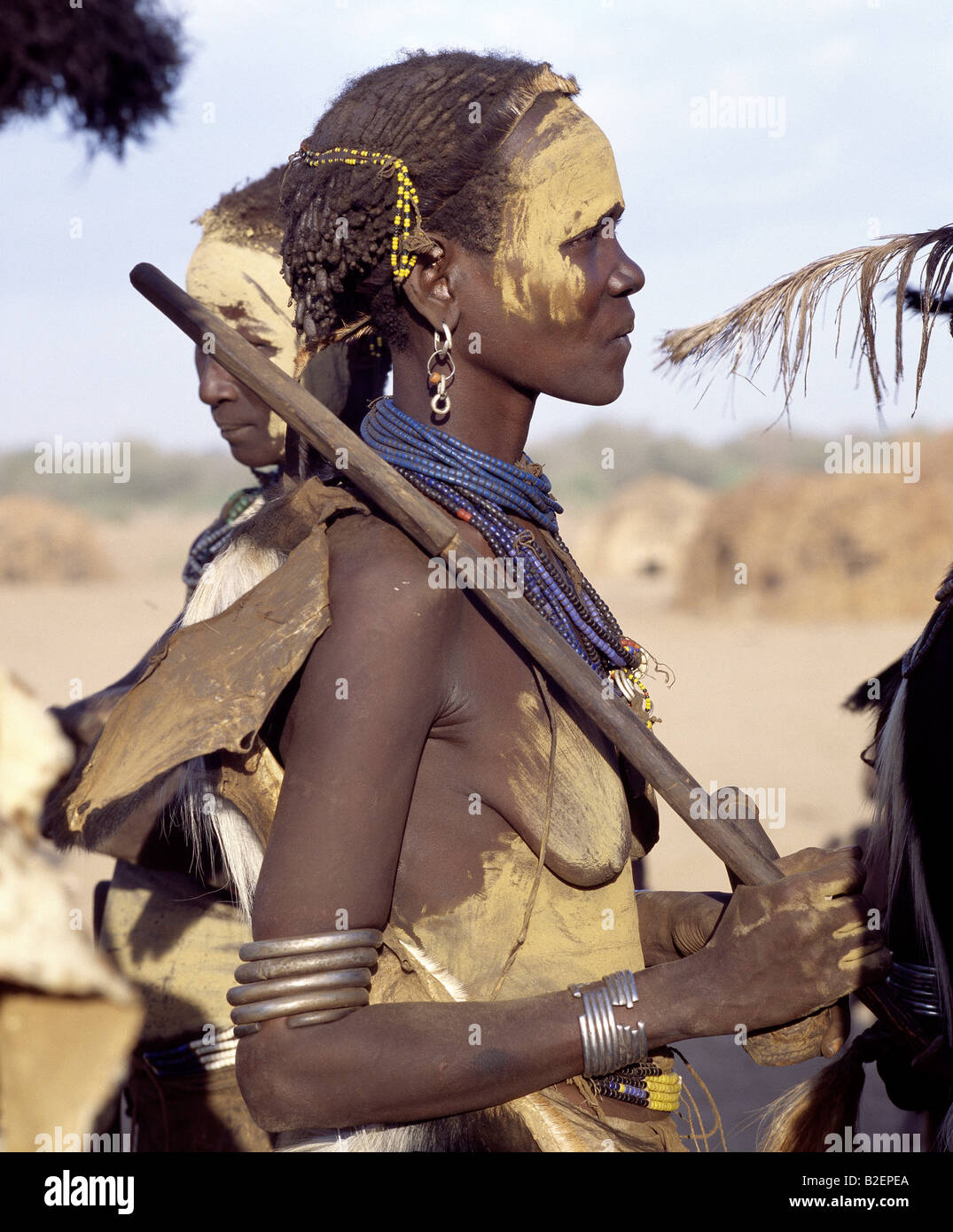 Avec leurs visages et corps enduit de boue, Dassanech les femmes participent à une danse pendant un mois une cérémonie. Banque D'Images