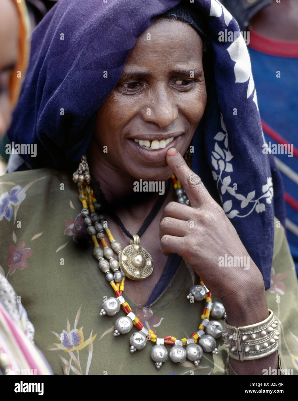 Une femme au marché de l'Oromo Senbete porte bijoux en laiton et argent ancien. Senbete est un important marché hebdomadaire. Banque D'Images