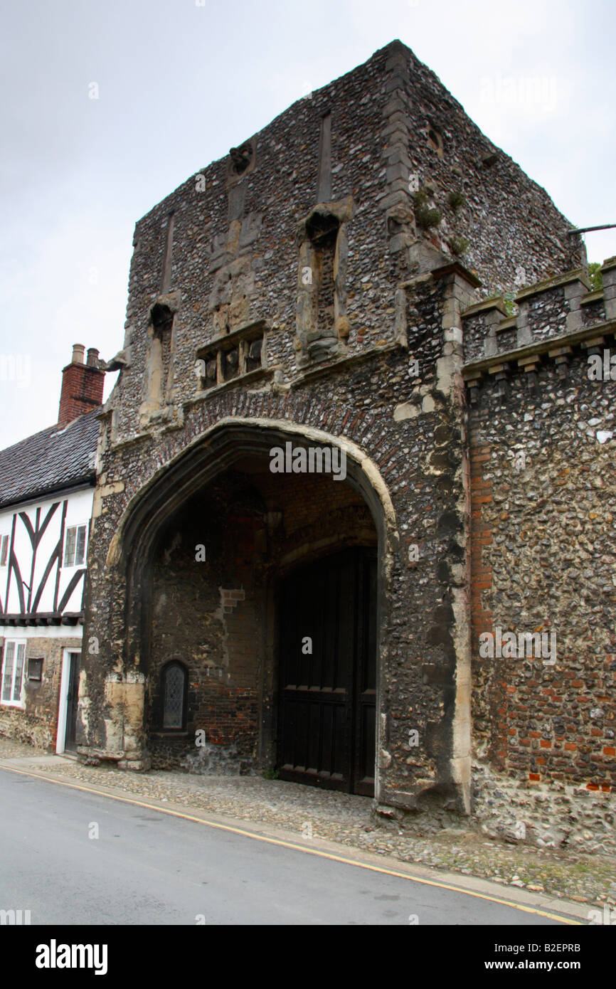 L'ancienne abbaye entrée dans peu de Walsingham, Norfolk, Angleterre. Banque D'Images
