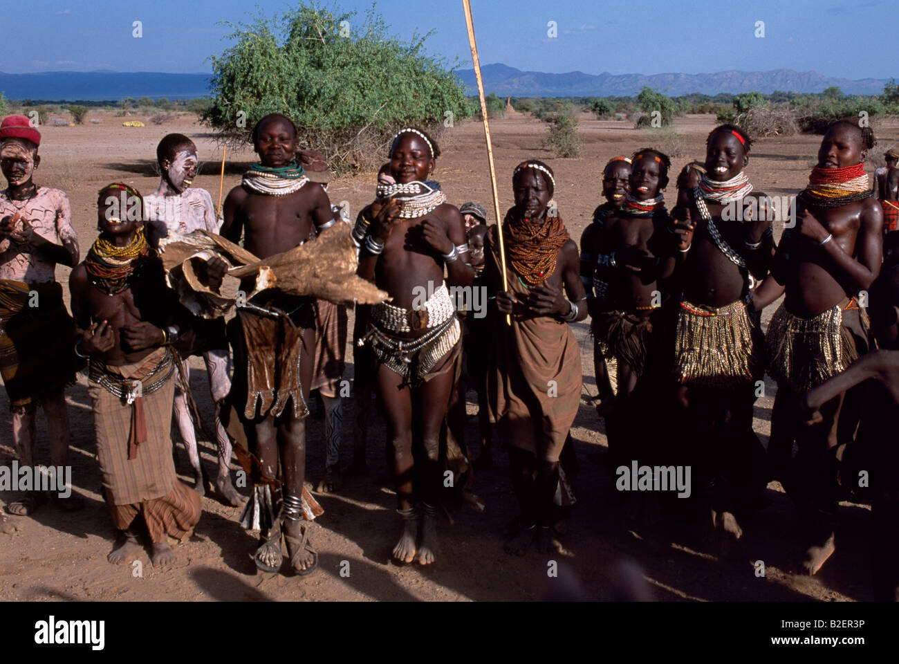 Les Nyangatom les filles de la danse. Les femmes de la tribu porter des jupes perlées. Banque D'Images