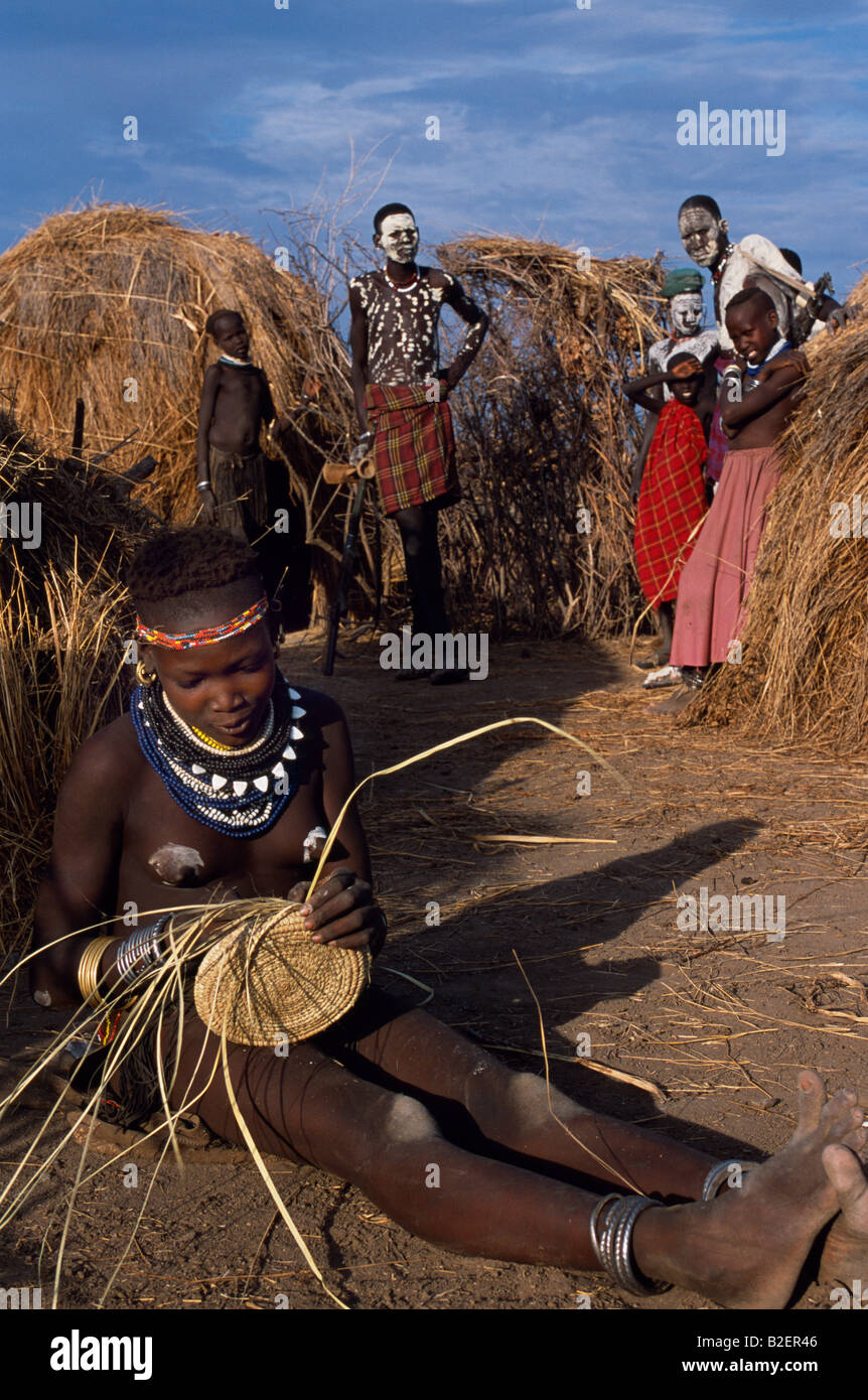 Une fille Nyangatom tisse un panier d'herbe. Les Nyangatom ou Bume sont une tribu nilotique de pasteurs semi-nomades. Banque D'Images
