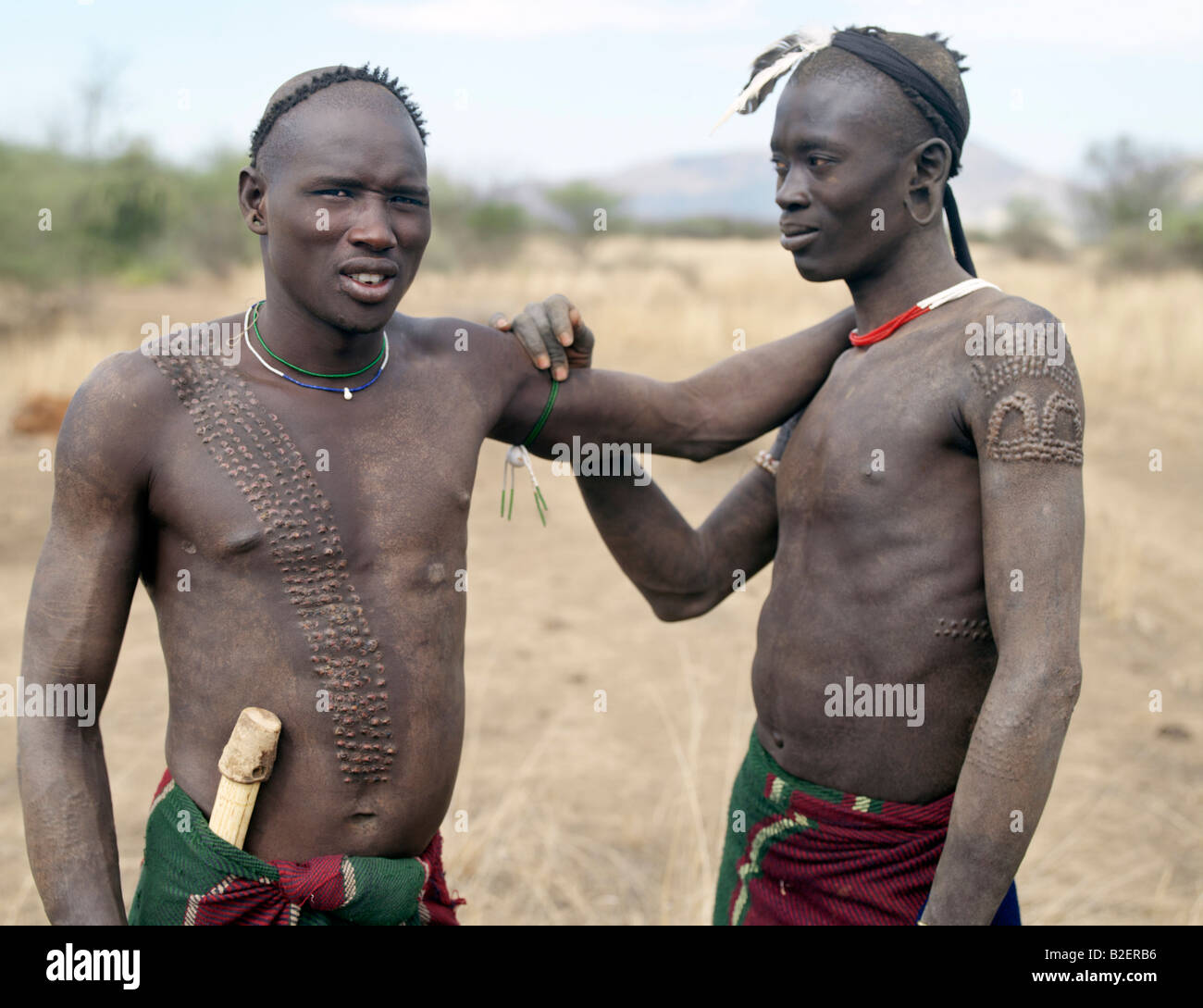 Deux hommes Mursi avec scarification sur leurs organes sales.Les Mursi