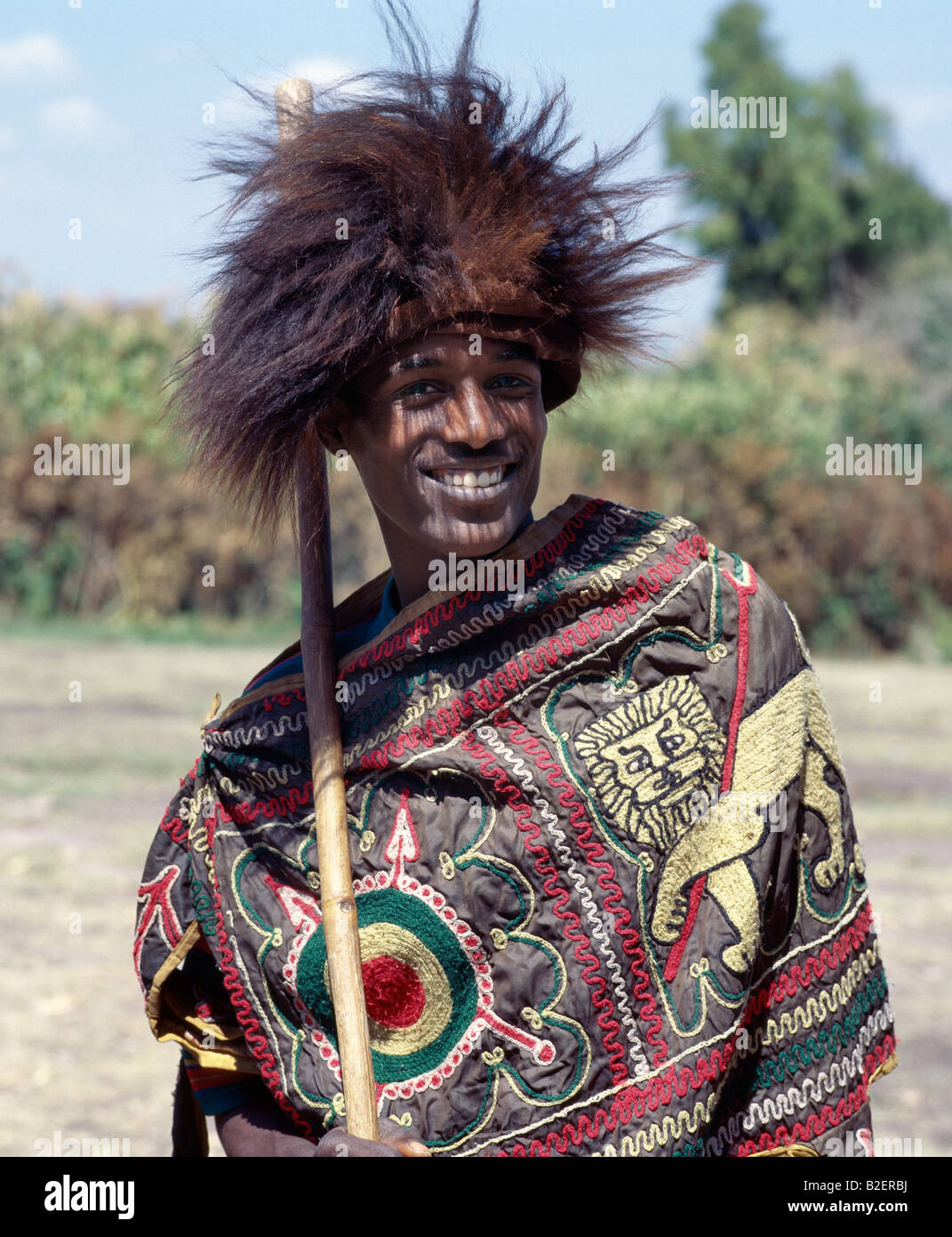 Un homme porte une coiffe faite de la peau d'un un babouin gelada, unique primate apparenté au qui vit en haute altitude. Banque D'Images