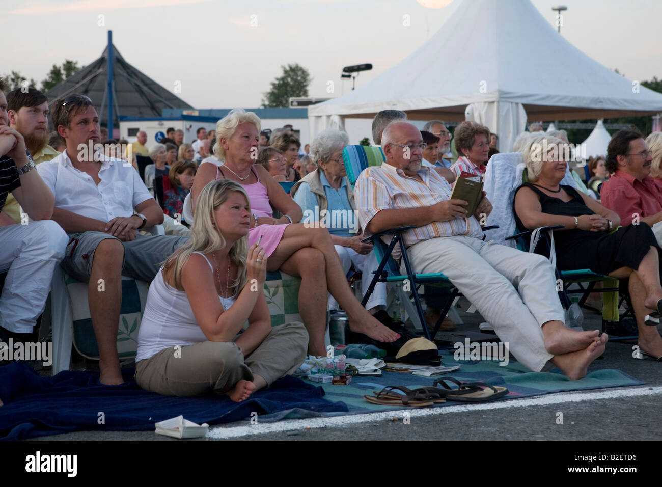 Les spectateurs à l'affichage public de Richard Wagner opéra 'Les Maîtres chanteurs de Nuremberg' dans la ville allemande de Bayreuth, Allemagne Europe Banque D'Images