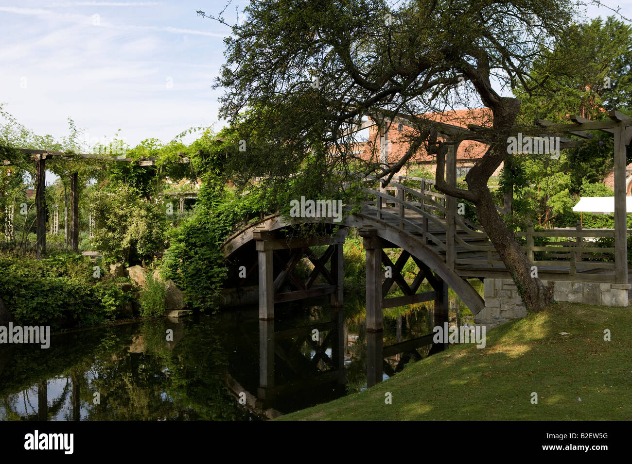 Pont japonais Great Fosters 16ème siècle hôtel Egham Surrey England UK Banque D'Images